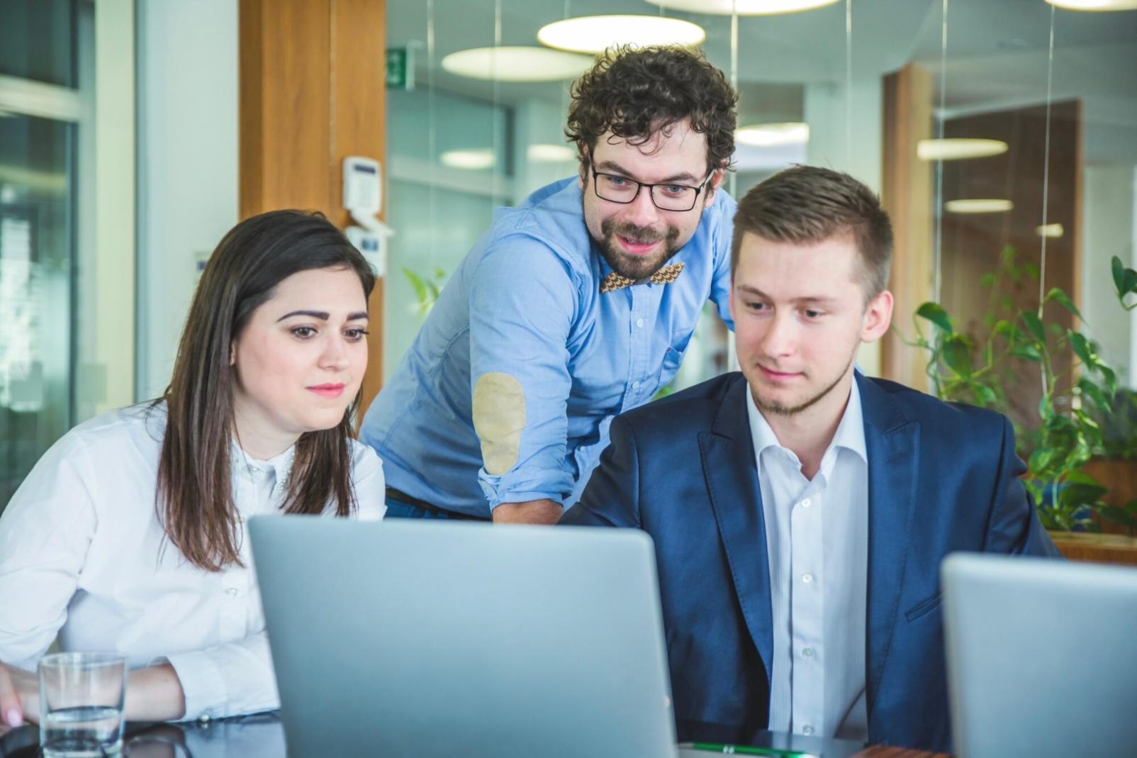 Persoană concentrată lucrând la dezvoltarea personală într-un mediu inspirațional