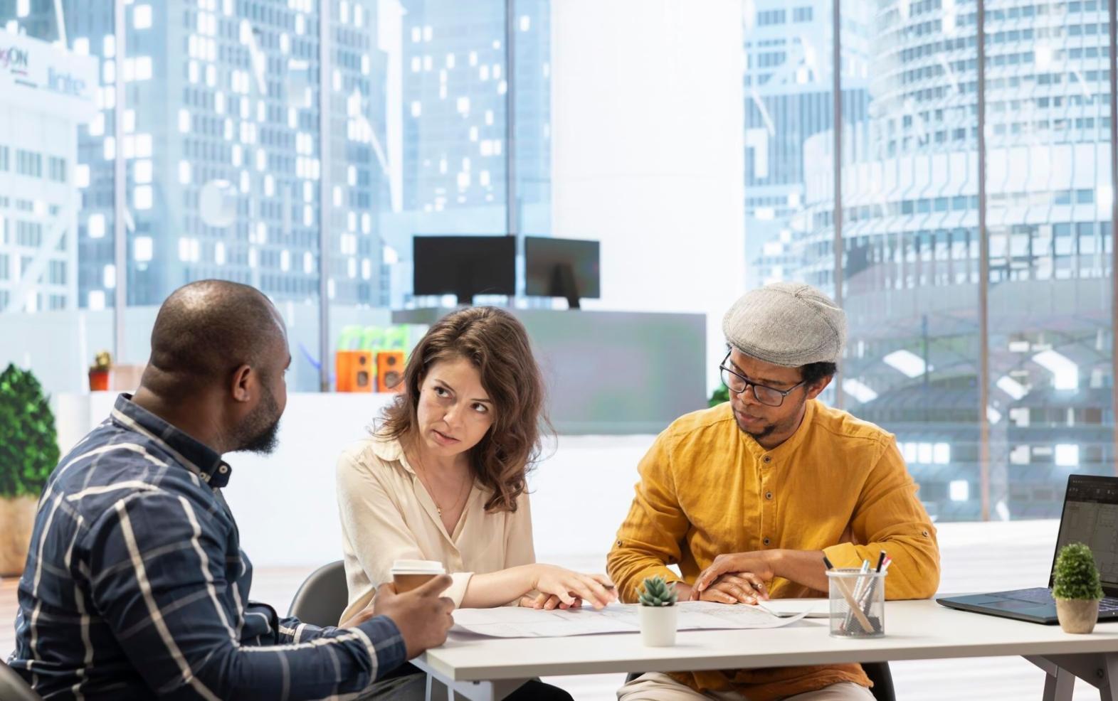 Persoană studiind și planificând obiective personale într-un mediu inspirațional